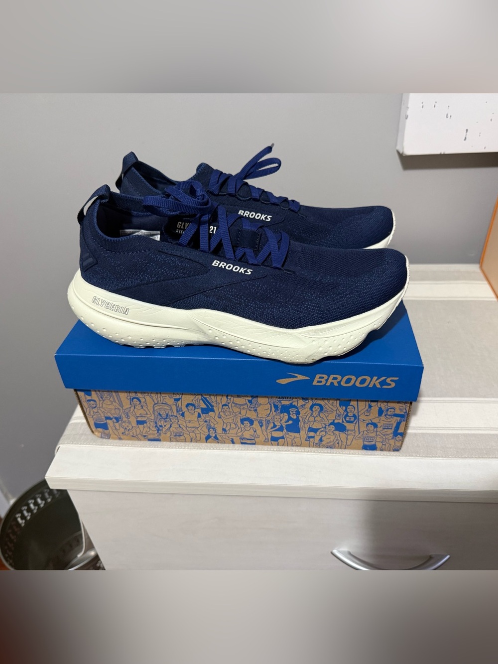 Brooks Men's Size 9 Navy Athletic Running Shoes with Cream Sole